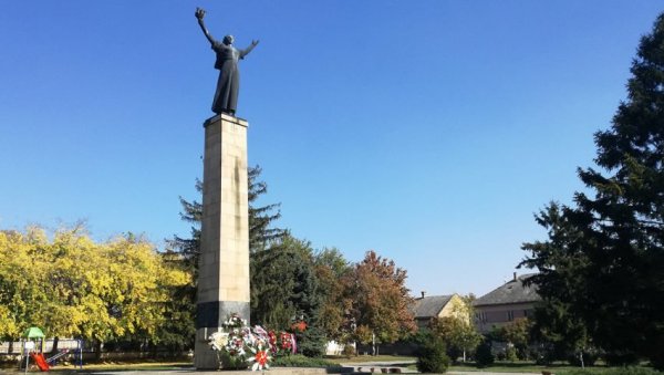НОВИ СЈАЈ СЛОБОДЕ ПОСЛЕ ВИШЕ ОД 60 ГОДИНА: У Србобрану ће уз помоћ покрајинске и републичке владе бити обновљен споменик жртвама фашизма
