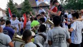 РАДОСТ У ЛАПОВУ: Последњи школски дан осмаци прославили уз трубаче (ФОТО)
