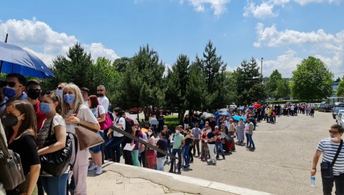 РЕДОВИ У ВРАЊУ: Грађани Северне Македоније дошли у Србију да се вакцинишу