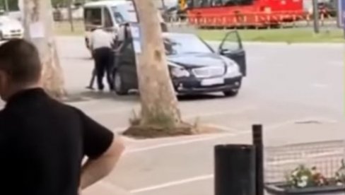 NESVAKIDAŠNJI SNIMAK KRAĐE IZ NIŠA: „Mercedes“ stao usred grada, vozač odneo neočekivani plen (VIDEO)