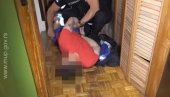POGLEDAJTE SNIMAK HAPŠENJA DEKSTEROVE GRUPE: Policija razvaljuje vrata, čuje se lezi dole (VIDEO)
