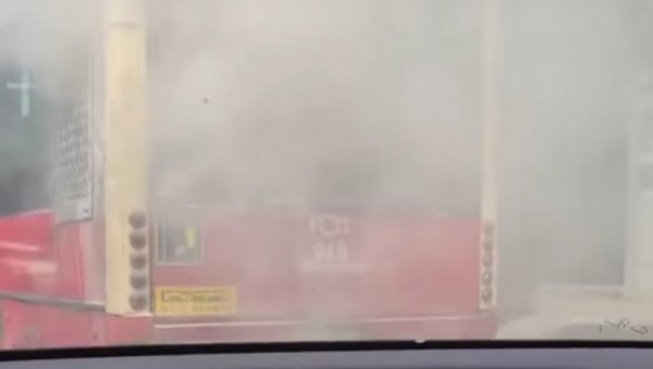 ЗАПАЉЕН АУТОБУС У БУЛЕВАРУ ДЕСПОТА СТЕФАНА: Ватра је захватила је возило на линији 16