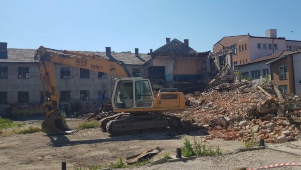 ЈЕДАН КРОВ ЗА 10 ФАКУЛТЕТА: Приштински Универзитет са привременим седиштем у Косовској Митровици имаће модерну зграду
