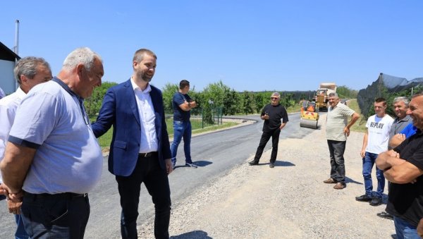 РАДОВИ ВРЕДНИ 39 МИЛИОНА: Асфалтирање пута у Маслошеву код Крагујевца