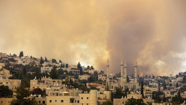 ВАТРЕНА СТИХИЈА ПРЕТИ ЈЕРУСАЛИМУ: Почела евакуација, густ дим се шири изнад града (ВИДЕО)