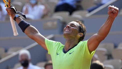 TU MOŽDA I PODIGNE TROFEJ NA TRAVI: Rafael Nadal promenio sport, puni baterije uz golf! (FOTO)