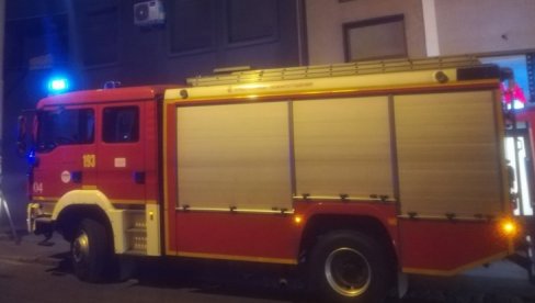 ZAPALIO SE AUTOMOBIL U POKRETU: Vatrogasci na Zvezdari gasili vozilo