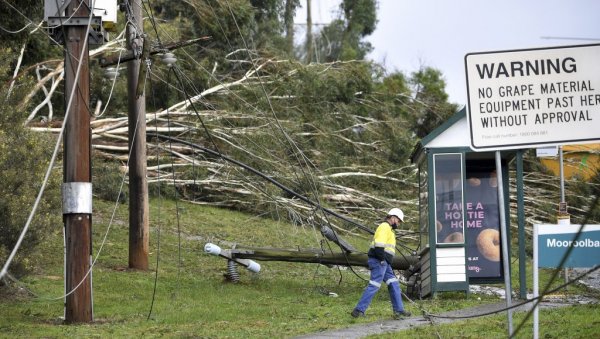 ВЕЛИКО НЕВРЕМЕ У МЕЛБУРНУ: Ветар ломио дрвеће, нестала струја у 200.000 домова