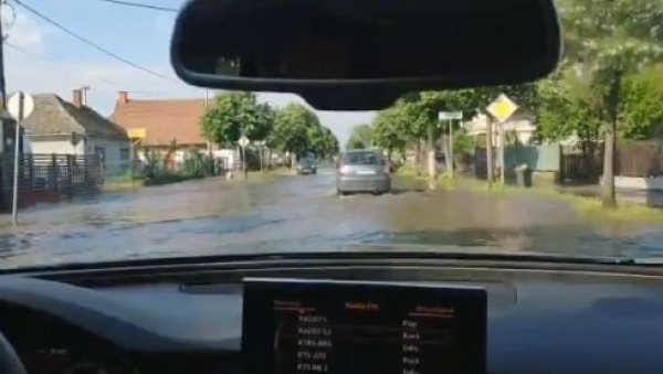 ЈАКО НЕВРЕМЕ У ШАПЦУ: Вода поплавила гараже у центру града! Уништени аутомобили (ФОТО/ВИДЕО)