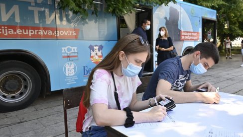 ИМУНИЗАЦИЈА У БЕОГРАДУ: Аутобус за вакцинацију на платоу испред Саобраћајног факултета