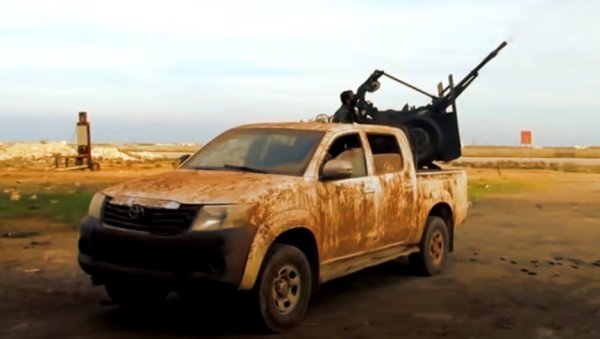 РАДНИ КОЊИ РАТА У СИРИЈИ: Руски новинар показао како од олупине настаје оклопни наоружани камионет (ФОТО)