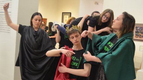 U ČAST PAVLA BELJANSKOG: Premijera predstave U ogledalu muza Ibre Sakića i Teatra mladih Mišolovka