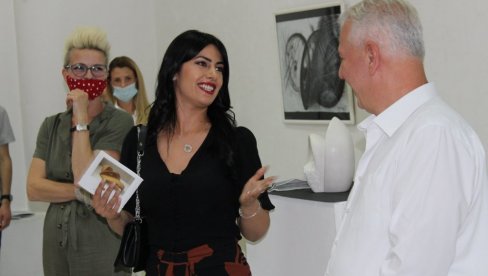 TEŽNJA EMOCIJI I APSTRAKCIJI: Izložba crteža i skulptura Aleksandre Draganjac u KC Ribnica (FOTO)