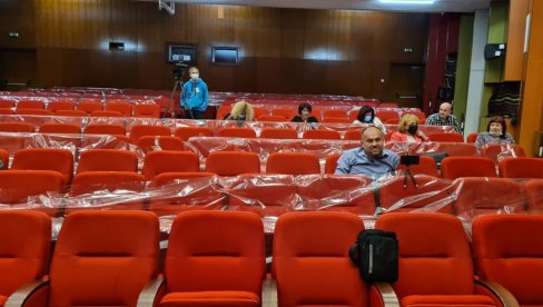 СЛОЖНИ САМО ОКО ЈУНАКА СА КОШАРА: Још једно бурно заседање локалног парламента у Сурдулици оголило непремостив јаз