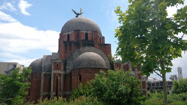 НЕ ТРЕБА НАМ ДОЗВОЛА ЗА СЛУЖБУ: Епархија рашко-призренска поводом напада због литургије у Приштини