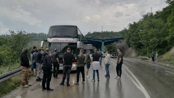 СРБИМА ПОНОВО ЗАБРАЊЕН УЛАЗАК НА КОСМЕТ! Ходочасници заустављени на Јарињу - Најавили блокаду (ФОТО)