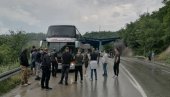 SRBIMA PONOVO ZABRANJEN ULAZAK NA KOSMET! Hodočasnici zaustavljeni na Jarinju - Najavili blokadu (FOTO)