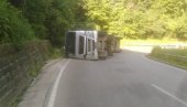 PREVRNUO SE KAMION KOD FRUŠKE GORE: Obustavljen saobraćaj na putu Paragovo-Iriški venac (FOTO)