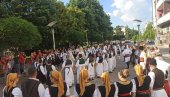 ORI SE OD GUČEVA DO MAJEVICE: Povodom Dana Loznice okupilo se skoro 400 veterana folklora iz Srbije i Republike Srpske (FOTO)