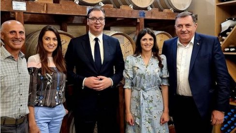 VUČIĆ NA PUTU KA MANASTIRU PROHOR PČINJSKI: Predsednik posetio vinariju u Vranju (FOTO)