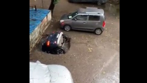 ЗЕМЉА ПРОГУТАЛА АУТОМОБИЛ: Невероватан призор из Индије, ауто нестао за пар секунди (ВИДЕО)