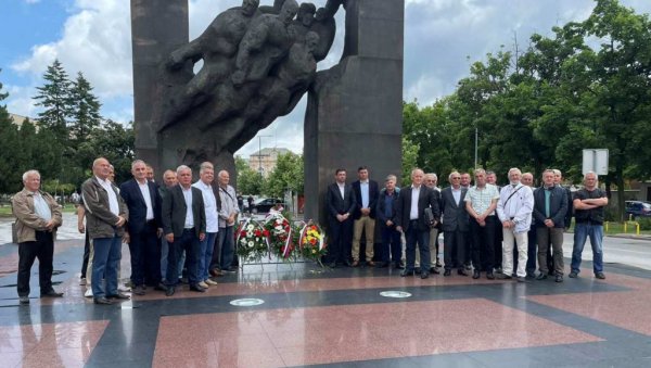 ПОШТА СТРАДАЛИМ СРБИМА: Венци на споменику погинулима у Одбрамбено-отаџбинском рату (ФОТО)