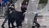 (UZNEMIRUJUĆE) JEZIV PERFORMANS RUSKOG UMETNIKA: Pucao u vazduh pa sebi u glavu (VIDEO)