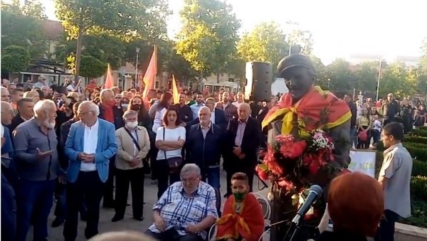 ДА СЕ ЧУВАЈУ ТЕКОВИНЕ АНТИФАШИЗМА: Протест у Никшићу због скрнављења споменика Љубу Чупићу
