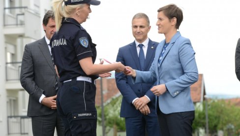 KROV NAD GLAVOM ZA ODANOST DRŽAVI: Premijerka Brnabić uručila prve ključeve stanova pripadnicima snaga bezbednosti u Kraljevu (FOTO)