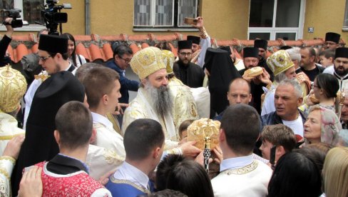 DA BUDEMO SAVREMENI, A OSTANEMO ČESTITI: Patrijarh Porfirije služio liturgiju u Vranju
