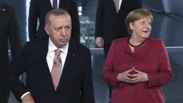 МЕРКЕЛОВА И ЕРДОГАН НА МАРГИНАМА НАТО САМИТА: Главна тема односи Турске и ЕУ