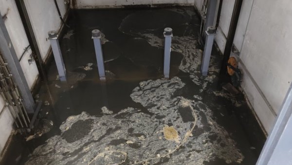 БЕТОНОМ ЗАПУШИО ОДВОД: Непажљиви инвеститор блокирао канализацију четири зграде у Бањској улици