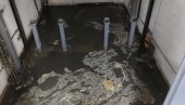 БЕТОНОМ ЗАПУШИО ОДВОД: Непажљиви инвеститор блокирао канализацију четири зграде у Бањској улици
