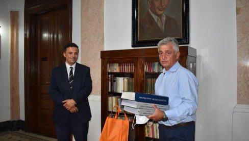STIGLE KNJIGE I AUDIO ZAPISI ZA SLEPE ČITAOCE: Narodna biblioteka u Kikindi dobila poklon iz Republike Srpske