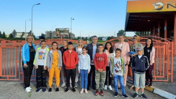 ПРОЈЕКАТ СОЦИЈАЛИЗАЦИЈЕ ДЕЦЕ РС: Малишани из Дервенте отпутовали на црногорско приморје