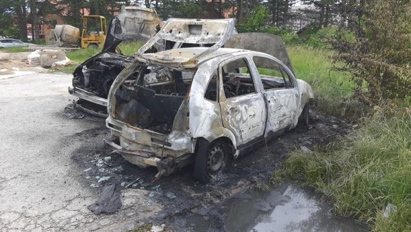ПОДМЕТНУТ ПОЖАР КОД КОВИД БОЛНИЦЕ? Изгорела два аутомобила у Пљевљима, врши се увиђај