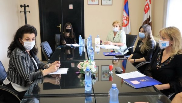 ПОДРШКА ЗА ПЕТ УДРУЖЕЊА: Уговори за пројекте здравствене заштите у Крагујевцу