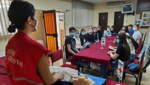 DA ZNAJU DA SPASU ŽIVOT: Obuka u pružanju prve pomoći đaka Tehnološke škole u Paraćinu
