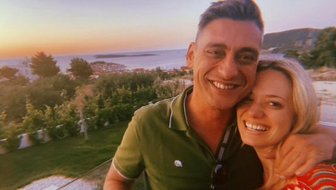 SREĆNA I ZALJUBLJENA: Jelena Veljača nakon venčanja otputovala sa novim suprugom (FOTO)