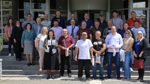 SREDNJOŠKOLCI MEĐU HUMANIMA: U zgradi gradske uprave u Kragujevcu priznanja dobrovoljnim davaocima krvi