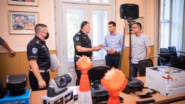 ЗА ЕФИКАСНИЈИ РАД: Град Сомбор поделио опрему саобраћајној полицији