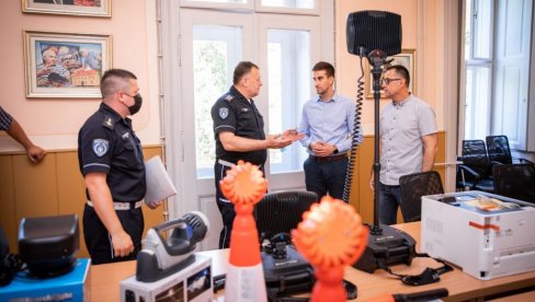 ZA EFIKASNIJI RAD: Grad Sombor podelio opremu saobraćajnoj policiji