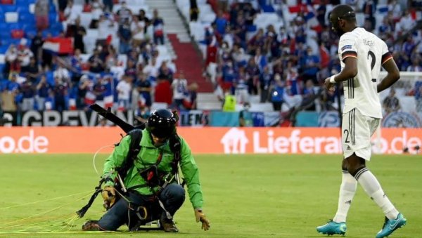 ЦИРКУС НА ЕУРО 2020: Падобранац упао на Алианц Арену играчи били у шоку, почетак умало каснио (ФОТО) (ВИДЕО)