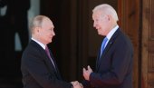 ПУТИН НОСИ КУЋИ ПОКЛОН ОД БАЈДЕНА: Руски председник је од америчког добио две вредне ствари
