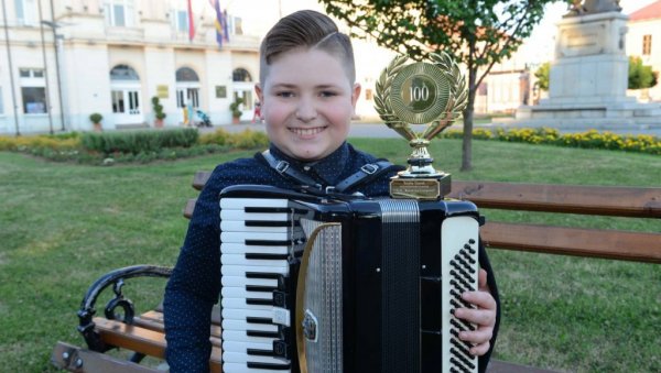 МУЗИКА ЈЕ МОЈ ПУТ: Млади виртуоз хармонике Ђорђе Перић освојио је своју стоту награду (ФОТО)