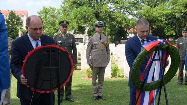 ОДАЛИ ПОШТУ БРАНИОЦИМА БЕОГРАДА: Министри Стефановић и Волас положили венце на Војном гробљу Комонвелта