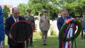 ОДАЛИ ПОШТУ БРАНИОЦИМА БЕОГРАДА: Министри Стефановић и Волас положили венце на Војном гробљу Комонвелта