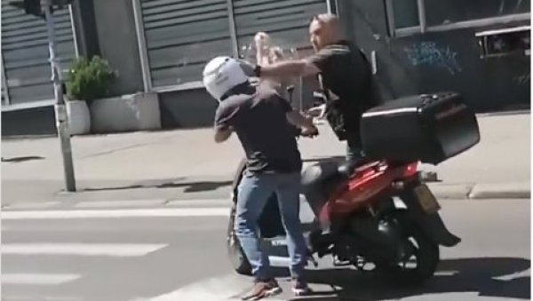 ДРАМА У БЕОГРАДУ: Пешак претрчавао улицу, па насрнуо на мотоциклисту - Полицајац одмах реаговао (ВИДЕО)