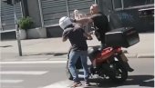 ДРАМА У БЕОГРАДУ: Пешак претрчавао улицу, па насрнуо на мотоциклисту - Полицајац одмах реаговао (ВИДЕО)