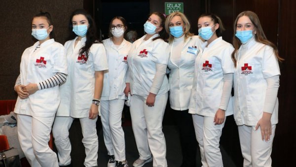 ГРАЂАНИМА ПОМАЖУ И УЧЕНИЦИ: Млади волонтирају на вакциналном пункту у Смедереву
